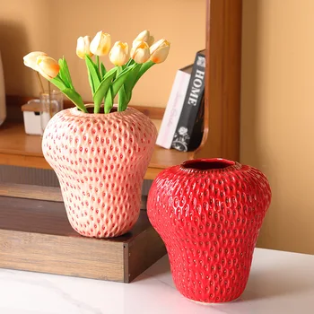 Просто модерна керамична ваза с ягоди мультяшного цветове в скандинавски стил за поставяне на цветя