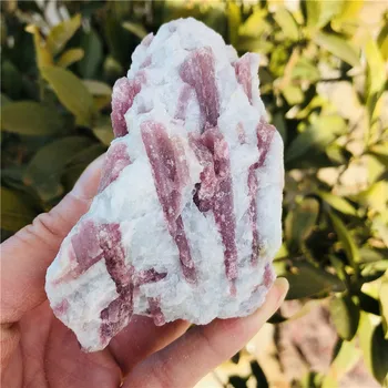 Естествен червен турмалин, груб камък, камъни в-рубеллит, мостри на кристали