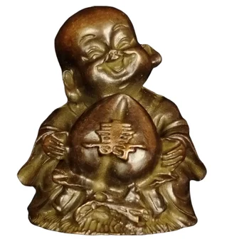 Китайската антична бронзова статуетка на домашен любимец, поклоняющегося детето на рожден ден