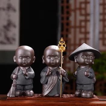 Керамична статуетка на привлекателен малък монах, украса от чаено сервиза от лилава глина, фигурки, ръчно изработени, скулптура и декорация на дома, статуята на